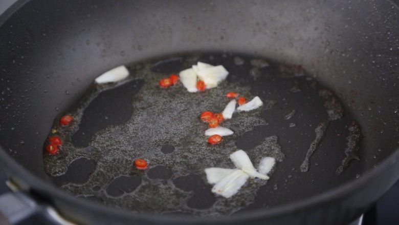 白菜炒肉片,锅里再加入少许油，烧热后爆香蒜片和小米辣