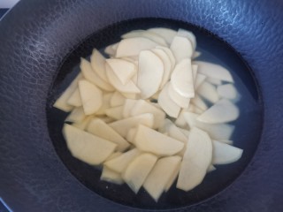 腊肉土豆片,放入土豆片焯水半分钟