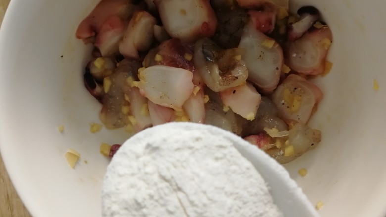 海鲜蛋饼,腌制的海鲜里加一勺面粉，拌匀。