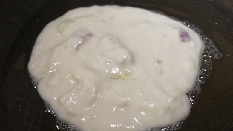 海鲜蛋饼,平底锅倒入适量油，中小火舀一大勺面糊，摊平。