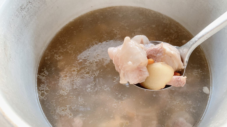 牛鞭汤,小火煮个20分钟左右，即可出锅享用有浓郁药材风味的牛鞭汤。