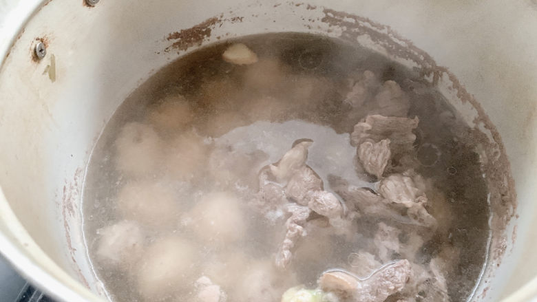 牛鞭汤,煮至沸腾后，一分钟左右。面上会呈现杂质以及白沫。