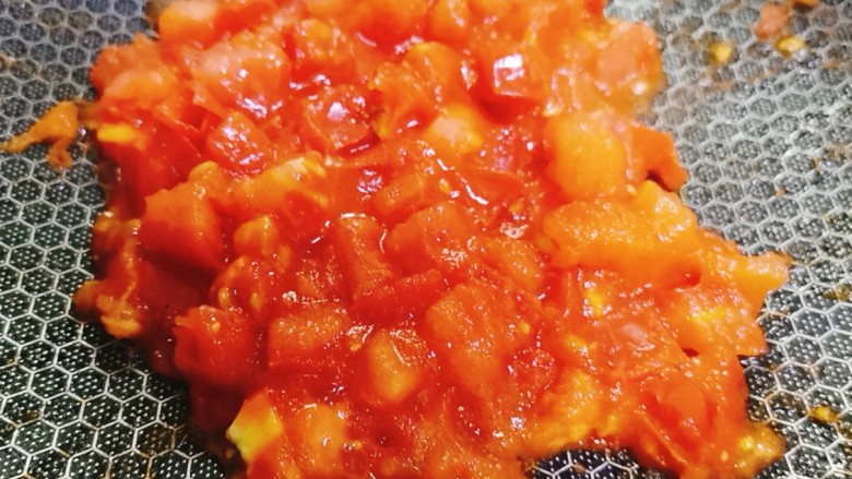 西红柿面疙瘩,炒至西红柿软烂成泥状