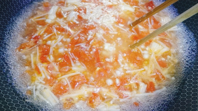 西红柿面疙瘩,然后一边煮制，一边搅拌，以免粘锅糊底