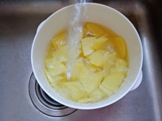 腊肉土豆片,用清水冲洗掉淀粉，用水浸泡备用，以免氧化变色