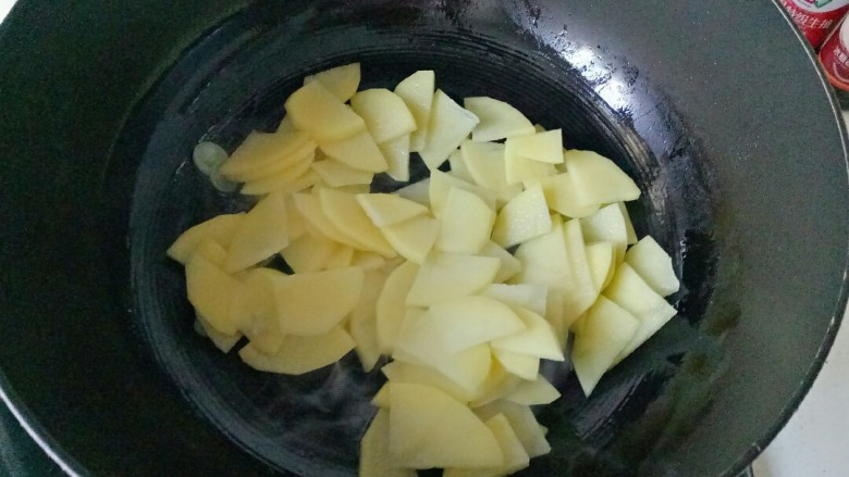 腊肉土豆片,加入土豆片翻炒至土豆片透明