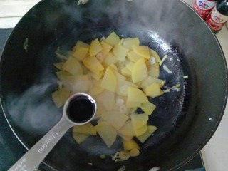 腊肉土豆片,加入半勺老抽翻炒均匀