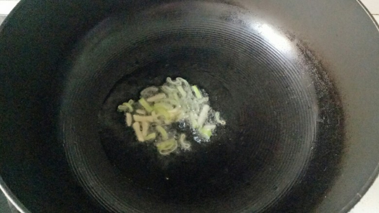 蚝油金针菇,炒锅中加入适量花生油烧热，放入葱花，姜丝煸炒出香味