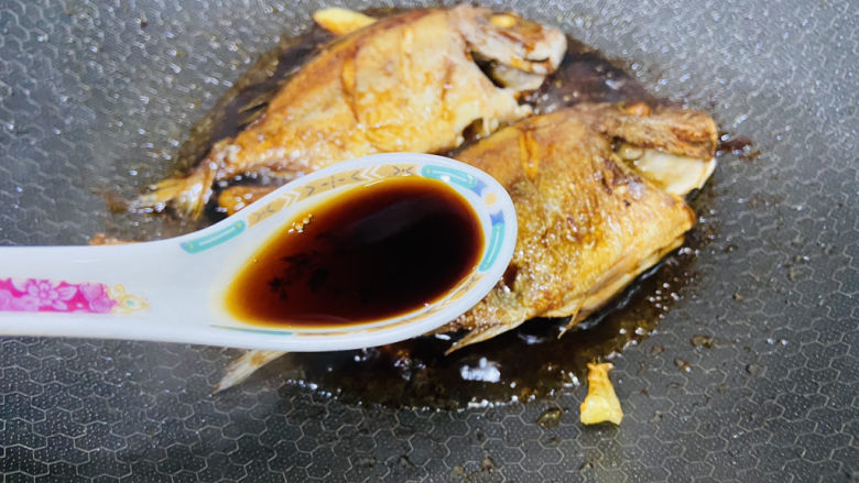 红烧鱼,一勺蒸鱼豉油