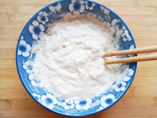 西红柿面疙瘩,先来准备面疙瘩的面糊:面粉中加入盐混合均匀，再加入纯净水搅拌成稠一点的糊状，静置10分钟左右备用。