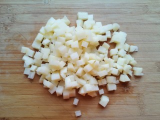 西红柿面疙瘩,土豆切成小丁。