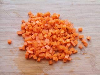 西红柿面疙瘩,胡萝卜切成小丁。