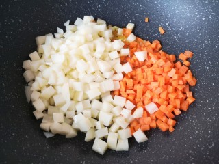 西红柿面疙瘩,下入土豆和胡萝卜。