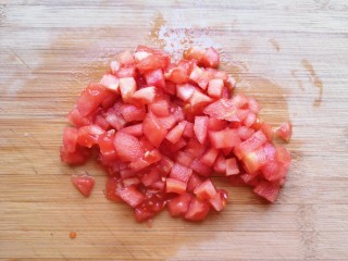 西红柿面疙瘩,西红柿去皮切成小丁。