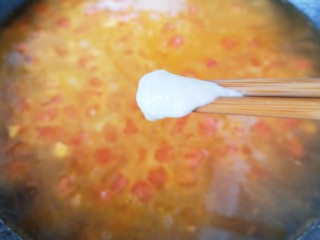 西红柿面疙瘩,加入开水烧开，转中火保持锅里的汤一直是开的状态，用筷子夹起一个小面疙瘩下入锅里，一直到将面糊夹完。