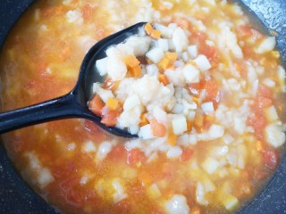 西红柿面疙瘩,用锅铲搅动一下，将面疙瘩煮熟。