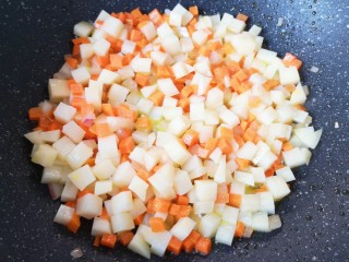 西红柿面疙瘩,翻炒至土豆微微变的透明。