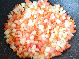 西红柿面疙瘩,翻炒至西红柿出汁。