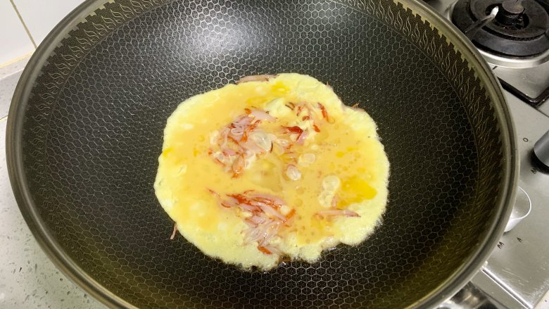 蟹柳滑蛋吐司卷,倒入鸡蛋液,，加热至蛋液凝固。