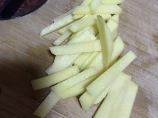 腊肉土豆片,再切成小条状