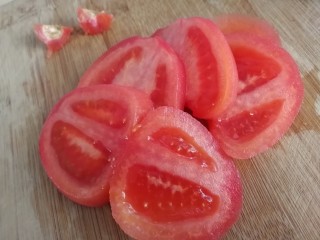 西红柿面疙瘩,西红柿顶部切十字花到，放开水里烫1分钟，扒皮，切厚片。