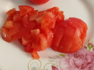 西红柿面疙瘩,切小丁。