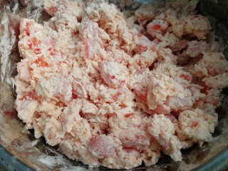 西红柿面疙瘩,面粉都包裹让西红柿丁，搅拌到碗底没有干面粉。