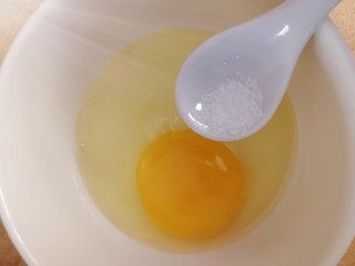 西红柿面疙瘩,一个鸡蛋加少许盐打散。