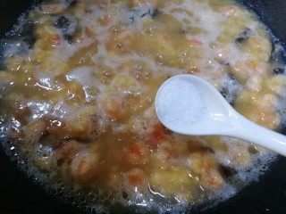 西红柿面疙瘩,文火煮开，加半小勺盐调味。
