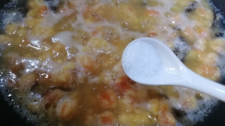 西红柿面疙瘩,文火煮开，加半小勺盐调味。