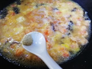 西红柿面疙瘩,蛋液凝固加少许白胡椒粉增香。