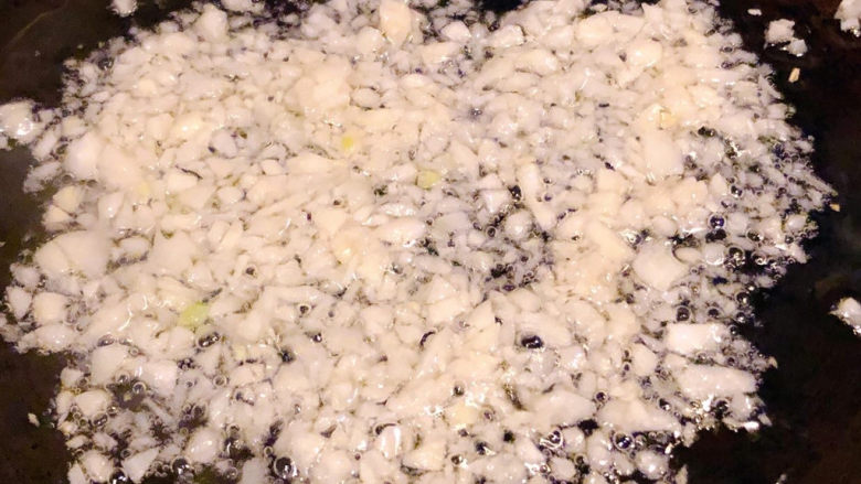 蚝油金针菇,锅中倒入底油加热放入蒜粒爆香