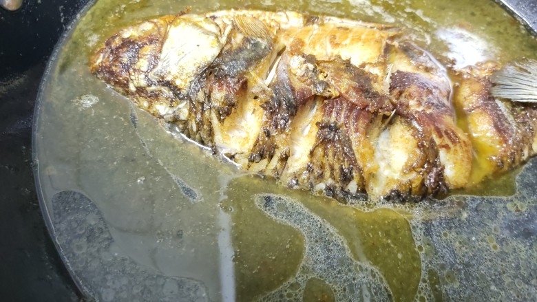 红烧鱼,煎至两面金黄后放入适量的水