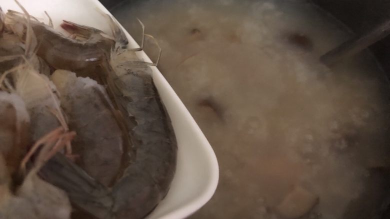 干贝海鲜粥,加入虾尾煮八分钟左右