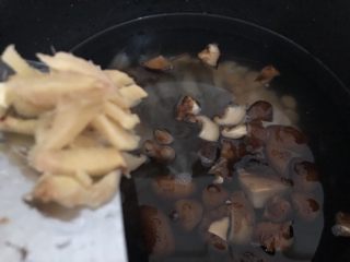 干贝海鲜粥,加入锅里盖盖煮三十分钟左右
