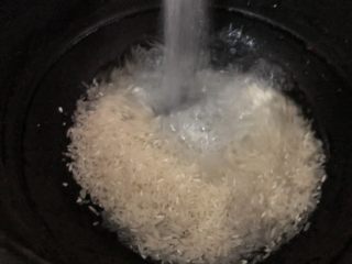 干贝海鲜粥,锅里下米清洗两遍（米水留出）