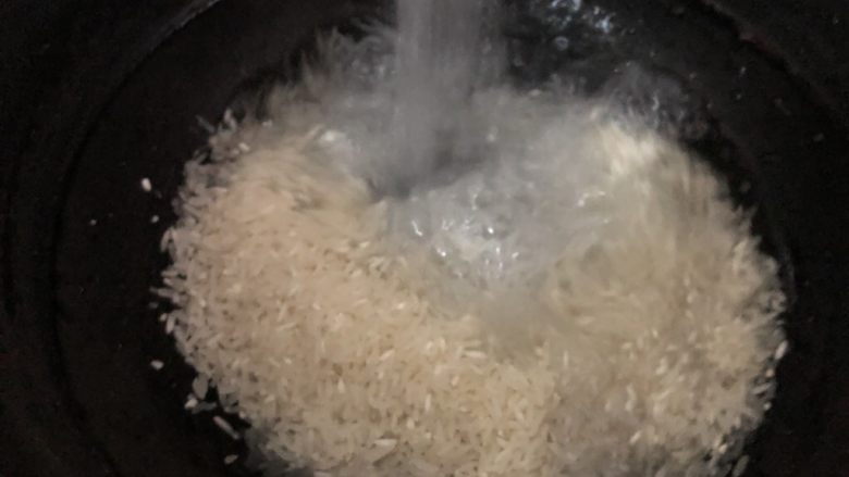干贝海鲜粥,锅里下米清洗两遍（米水留出）