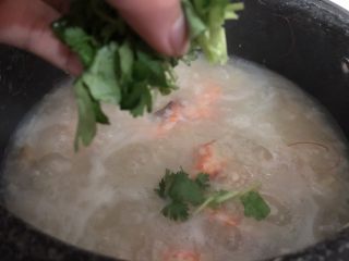 干贝海鲜粥,加入葱和香菜