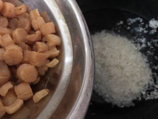 干贝海鲜粥,加入米锅里