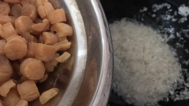 干贝海鲜粥,加入米锅里