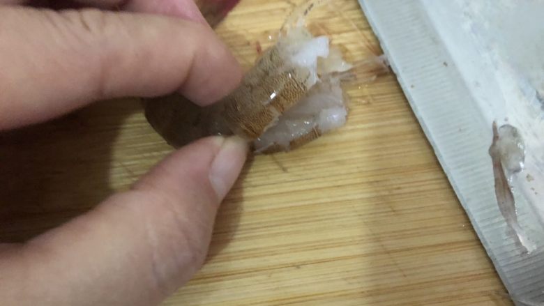 干贝海鲜粥,虾身中间开一刀（这样不仅容易入味，吃的时候咬一下虾肉壳就分离了，不需要再用手剥）