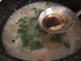 干贝海鲜粥,勺里加入少量盐、生抽、胡椒粉、油放进去搅拌，完成。