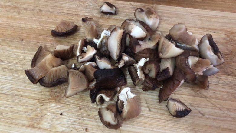 干贝海鲜粥,把泡着的香菇洗洗捞起抓一下水分，切小块