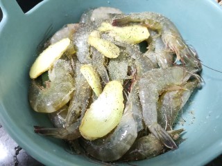 黄金虾,放入盐，生姜，黑胡椒粉，料酒混匀腌制10分钟