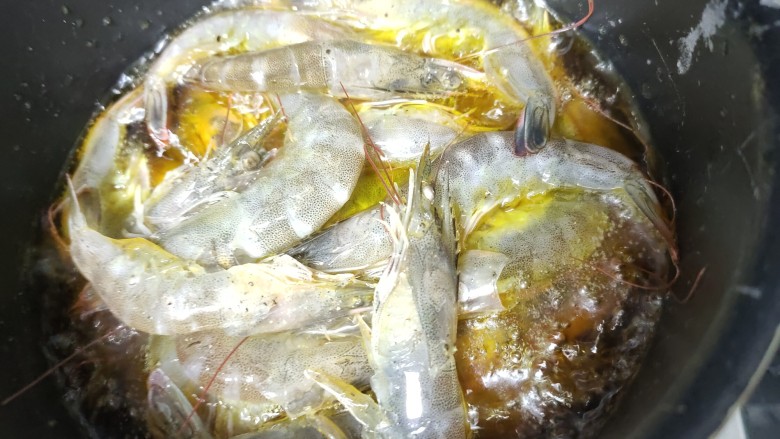 黄金虾,锅中倒油，油热后放入腌好的基围虾