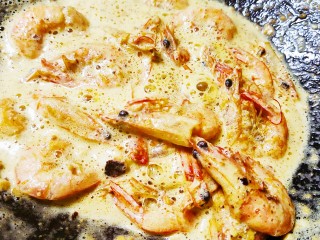黄金虾,翻炒均匀，让蛋黄包裹着基围虾
