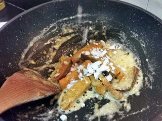 蛋黄南瓜,最后加入剁碎的蛋白与香菜末就完成了
