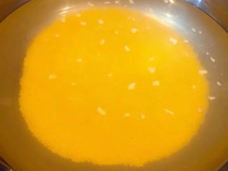 鸡蛋小米粥,小米淘洗干净添加适量清水大火煮起来
