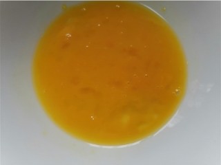 西红柿面疙瘩,将蛋液搅打均匀