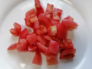 西红柿面疙瘩,将西红柿切成小块